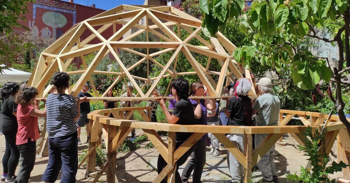 Construyendo un domo geodesico de madera en Lavapies-Madrid