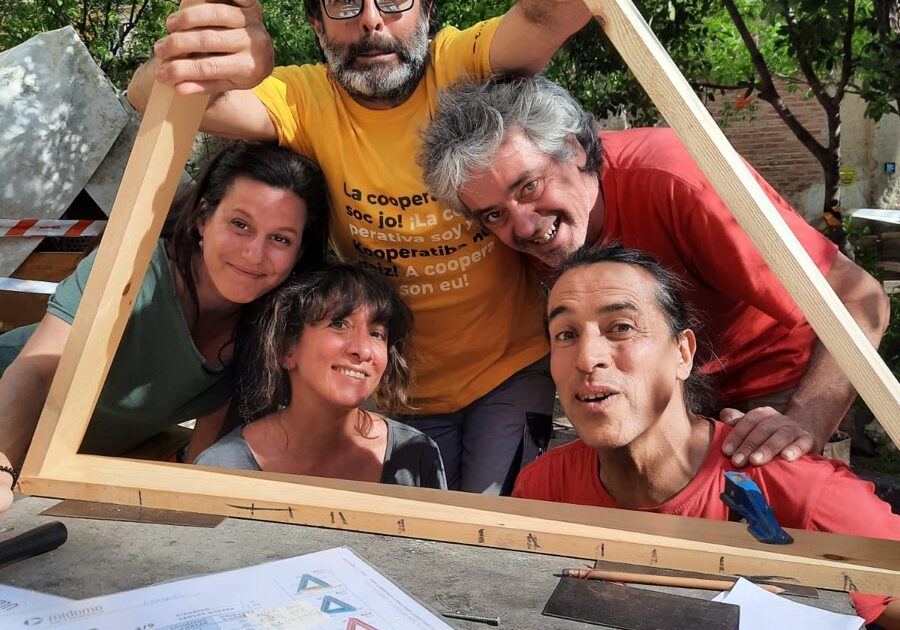Construyendo un domo geodesico de madera en Lavapies-Madrid
