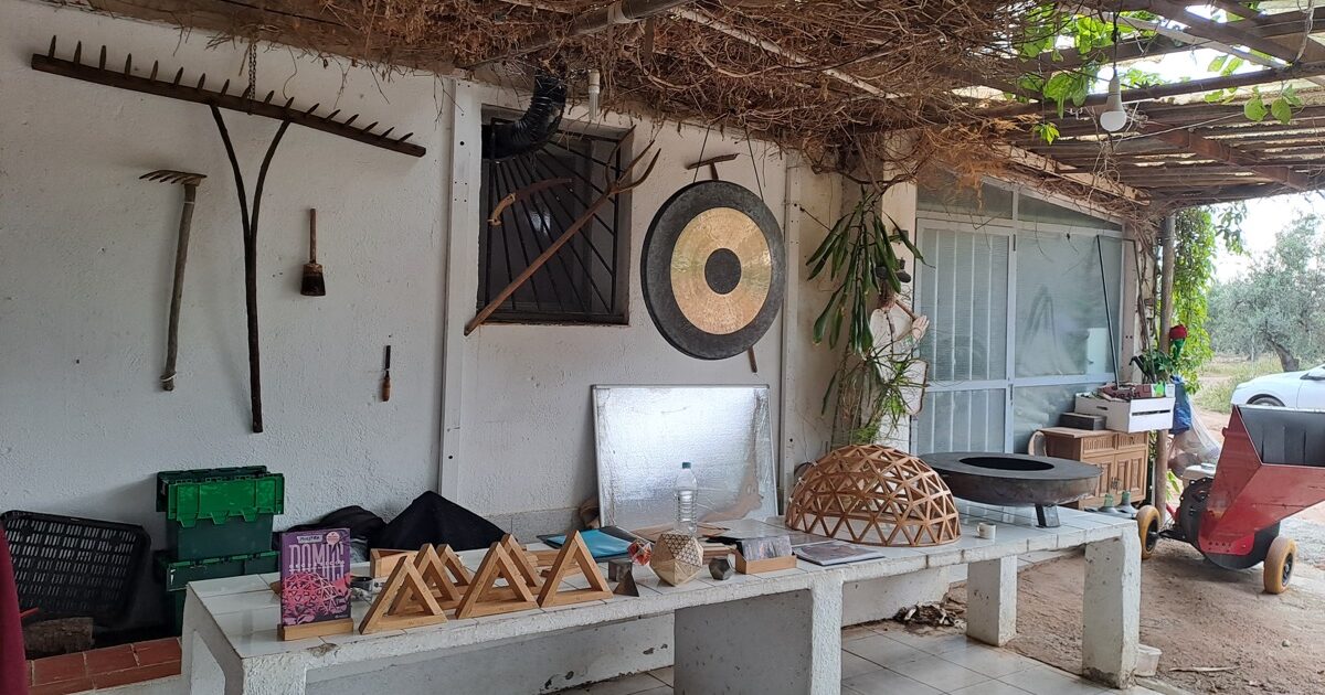 construyendo un domo geodesico de madera en Riudoms