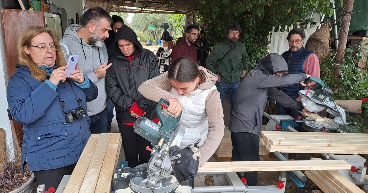 construyendo un domo geodesico de madera en Riudoms