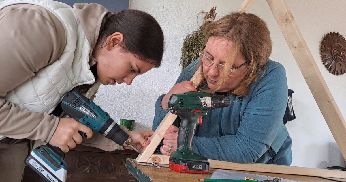 construyendo un domo geodesico de madera en Riudoms