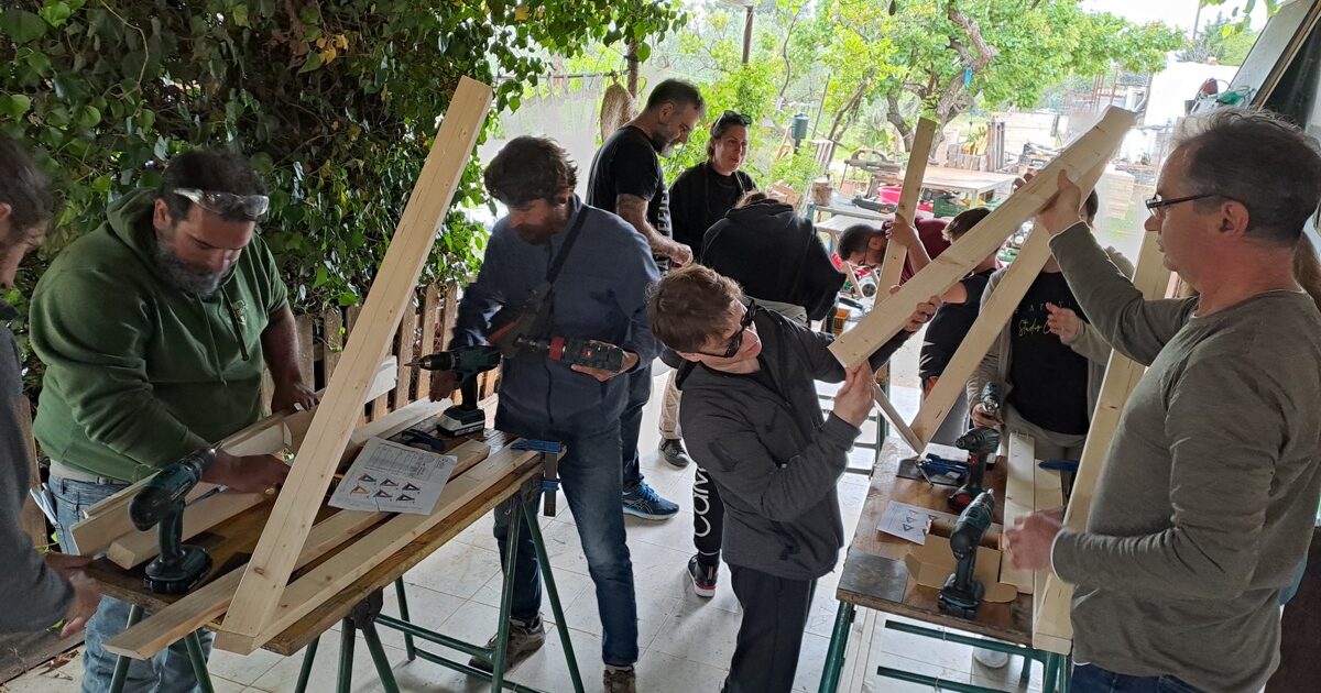 construyendo un domo geodesico de madera en Riudoms