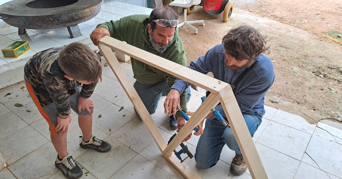 construyendo un domo geodesico de madera en Riudoms