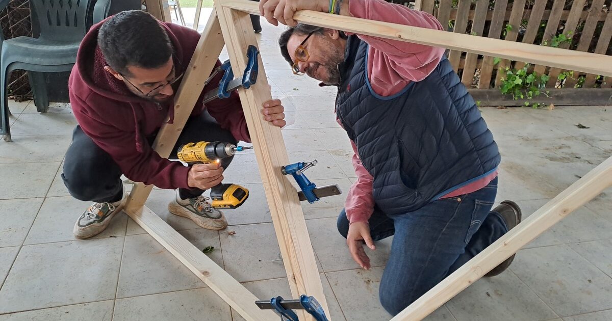 construyendo un domo geodesico de madera en Riudoms