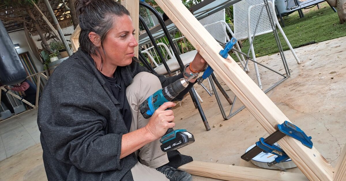 construyendo un domo geodesico de madera en Riudoms