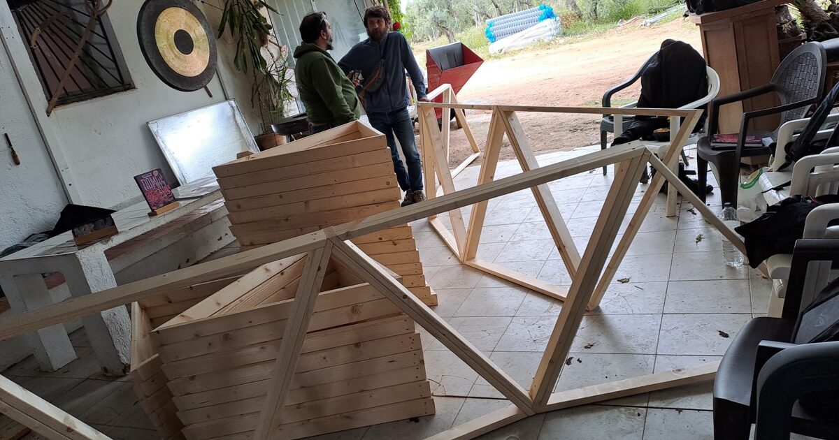 construyendo un domo geodesico de madera en Riudoms