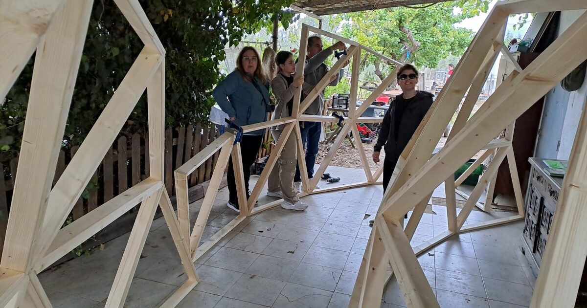 construyendo un domo geodesico de madera en Riudoms