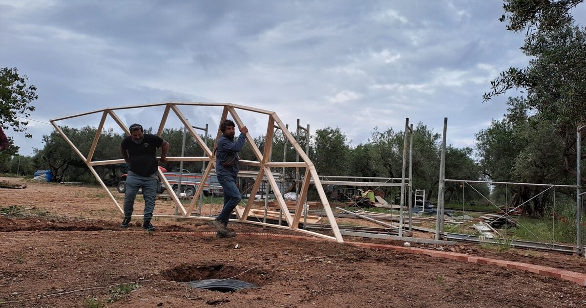 construyendo un domo geodesico de madera en Riudoms