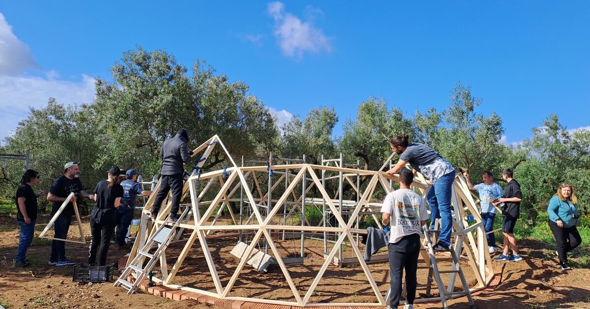 construyendo un domo geodesico de madera en Riudoms