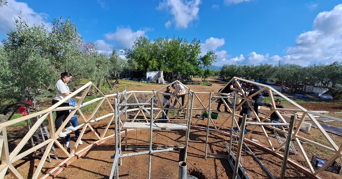 construyendo un domo geodesico de madera en Riudoms