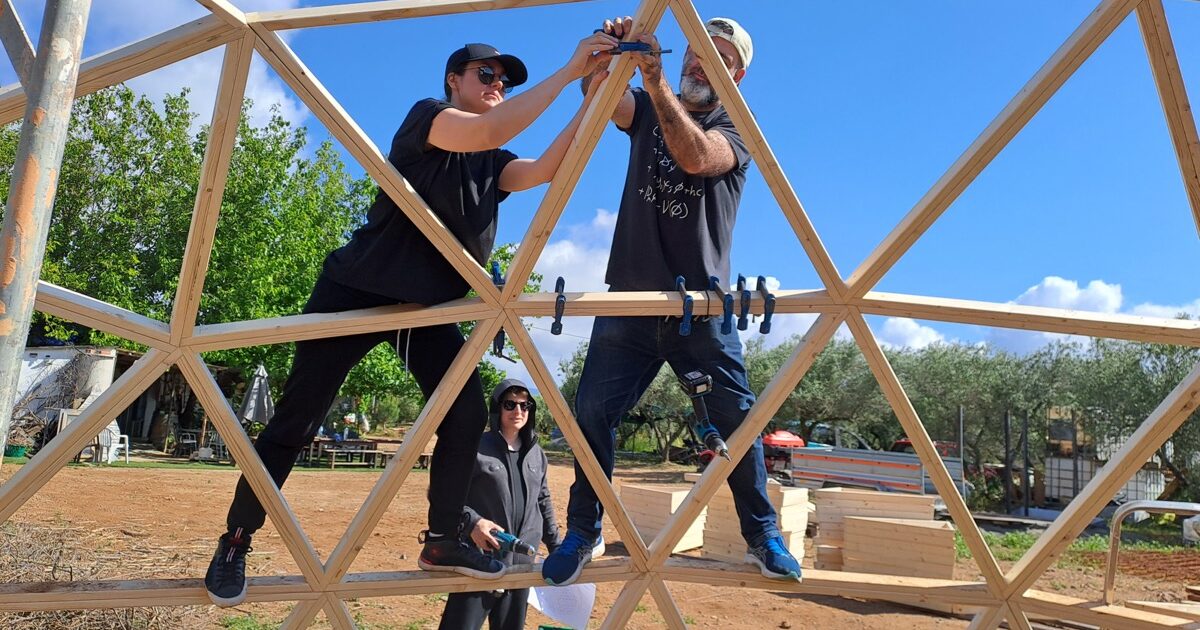 construyendo un domo geodesico de madera en Riudoms