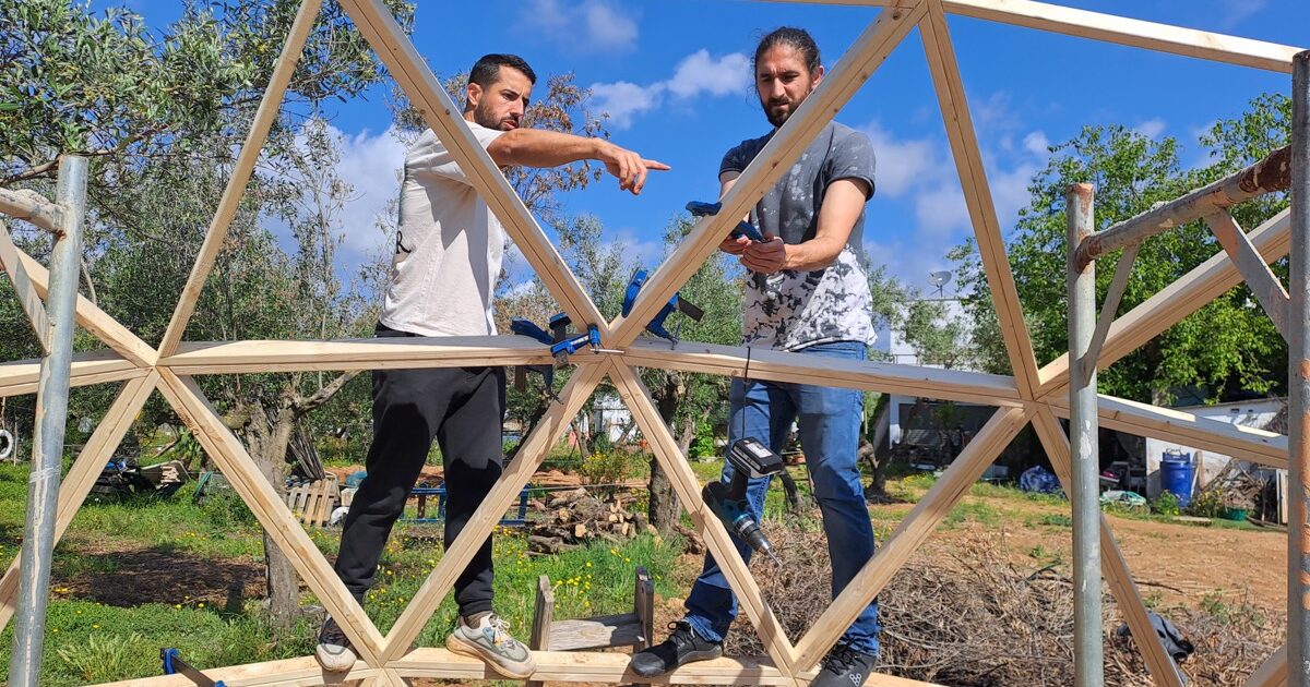 construyendo un domo geodesico de madera en Riudoms