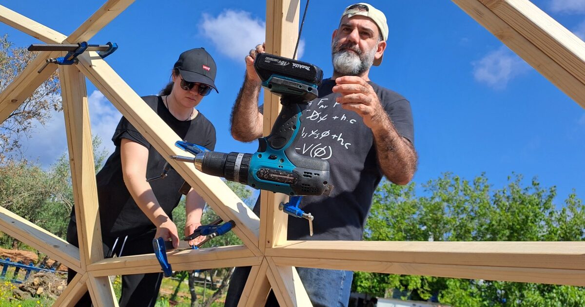 construyendo un domo geodesico de madera en Riudoms