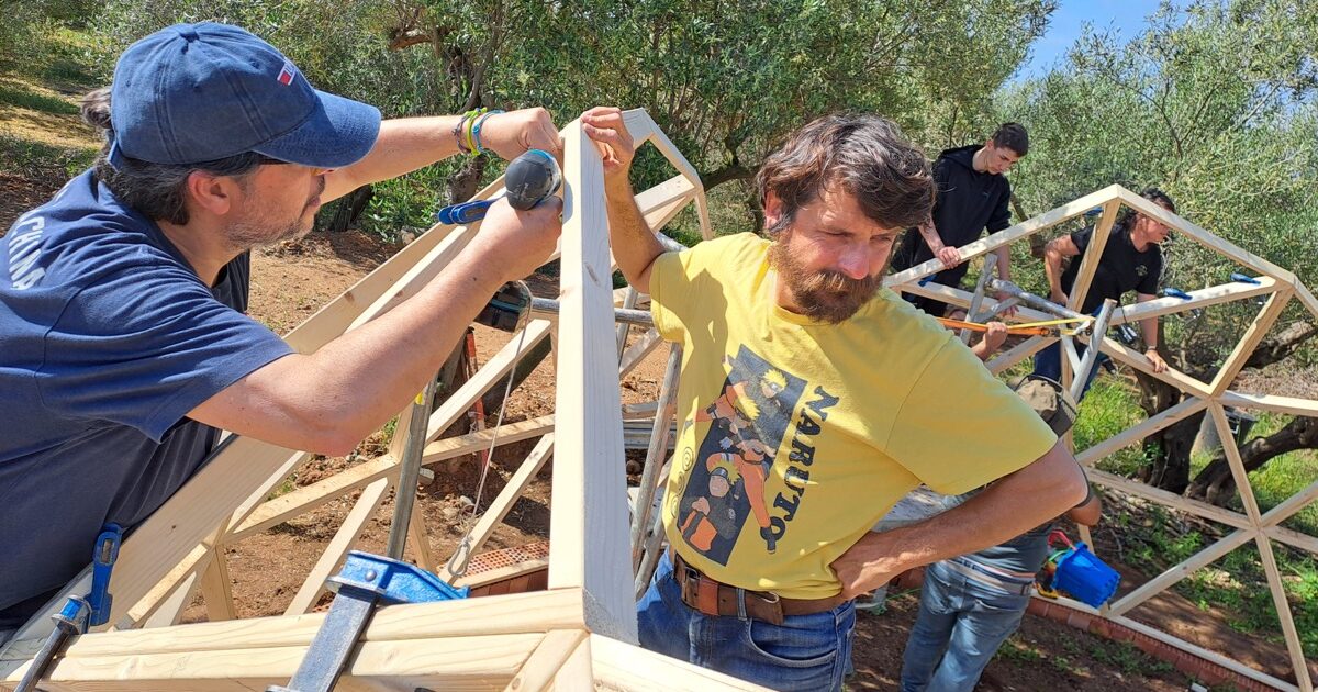 construyendo un domo geodesico de madera en Riudoms