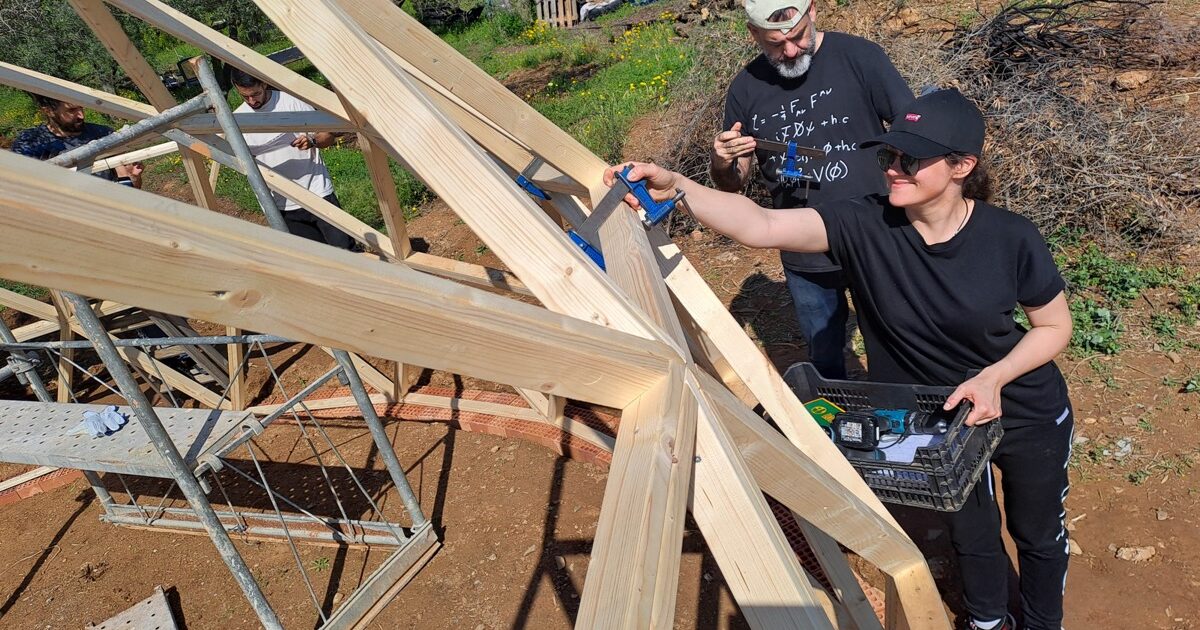 construyendo un domo geodesico de madera en Riudoms