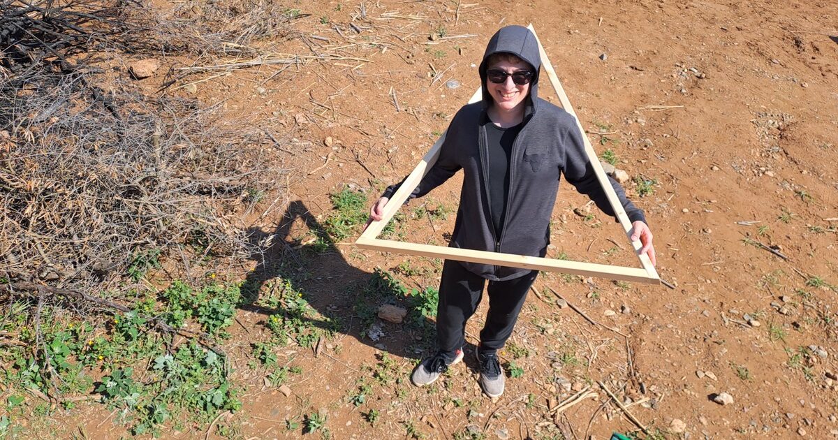 construyendo un domo geodesico de madera en Riudoms