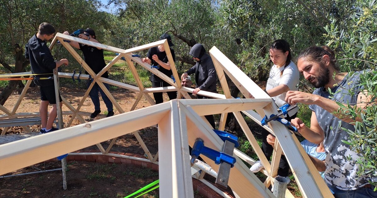 construyendo un domo geodesico de madera en Riudoms