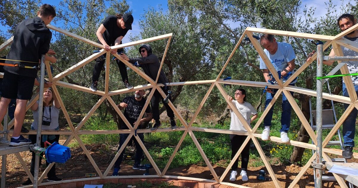 construyendo un domo geodesico de madera en Riudoms