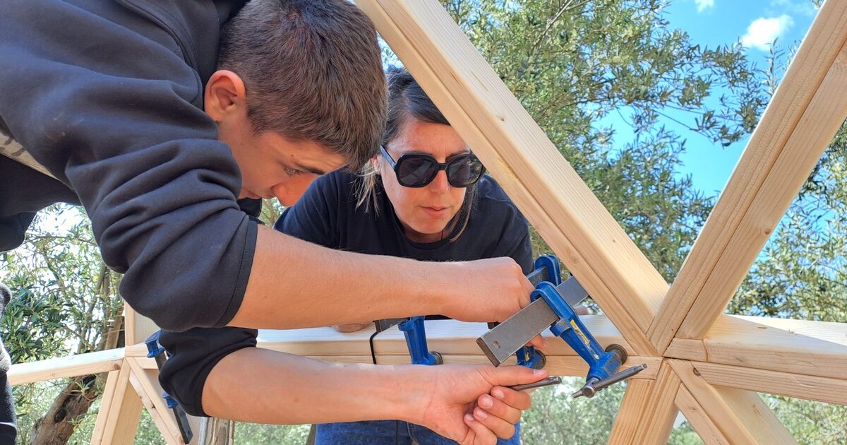 construyendo un domo geodesico de madera en Riudoms