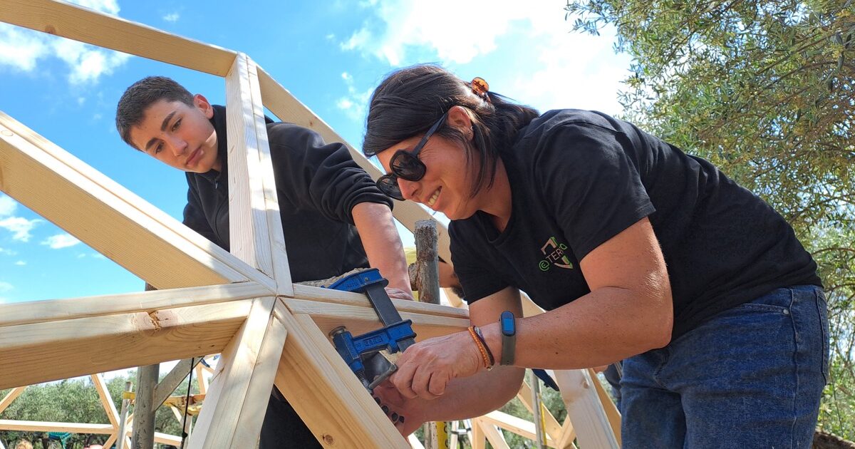 construyendo un domo geodesico de madera en Riudoms
