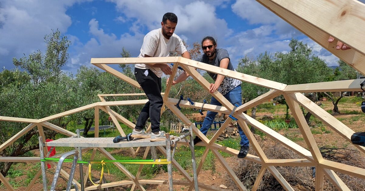 construyendo un domo geodesico de madera en Riudoms