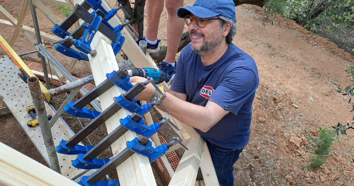 construyendo un domo geodesico de madera en Riudoms