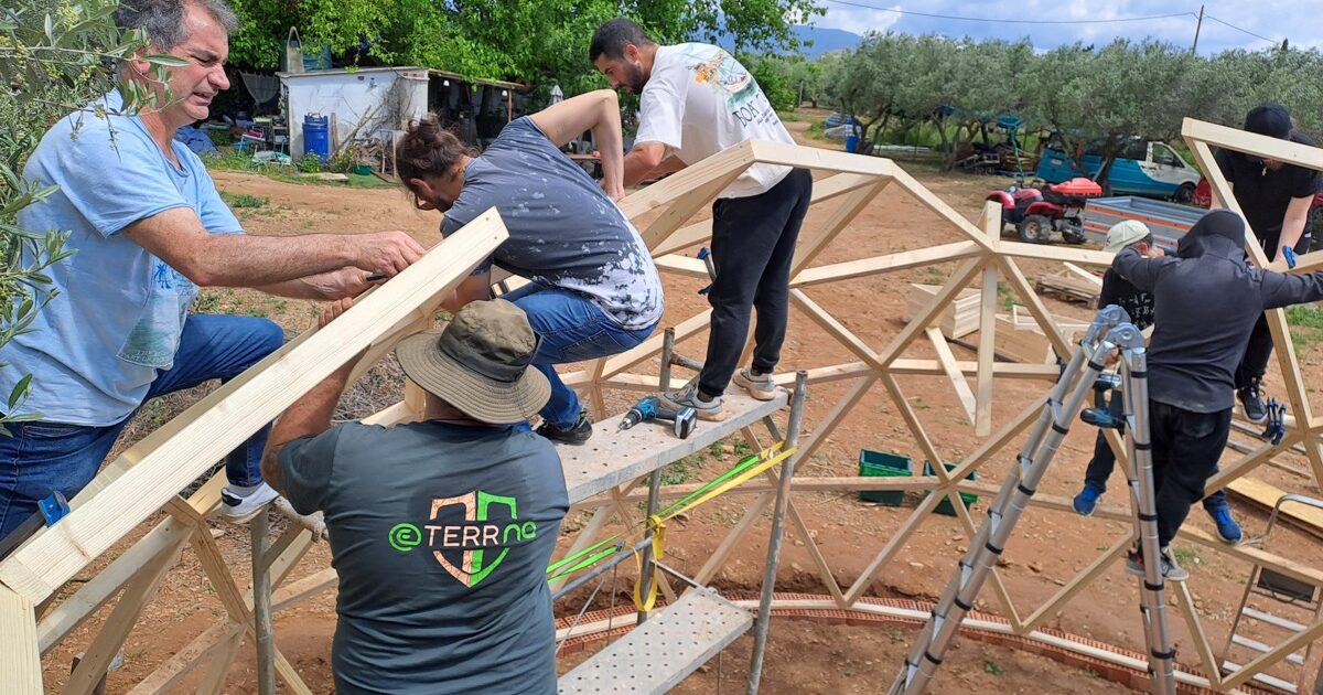 construyendo un domo geodesico de madera en Riudoms