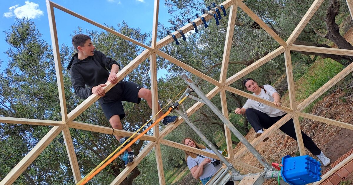 construyendo un domo geodesico de madera en Riudoms