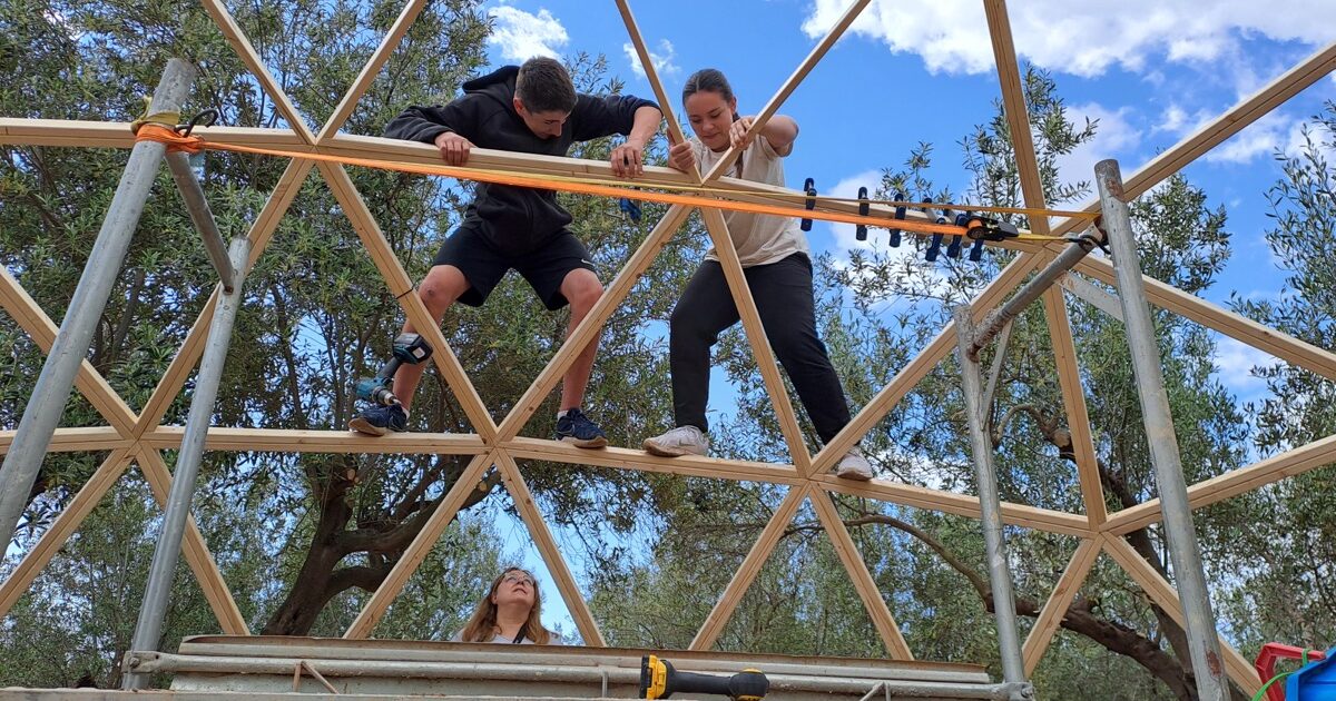 construyendo un domo geodesico de madera en Riudoms