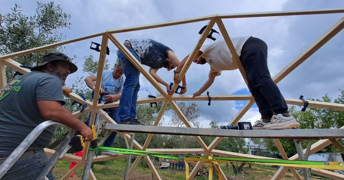 construyendo un domo geodesico de madera en Riudoms