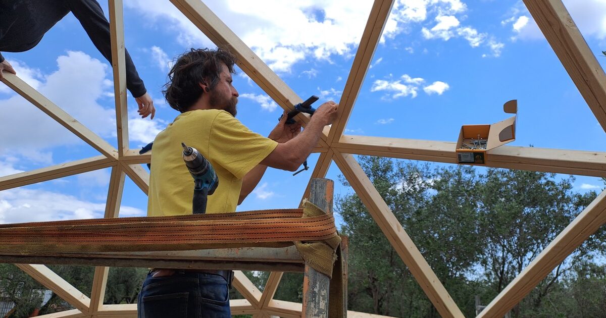 construyendo un domo geodesico de madera en Riudoms
