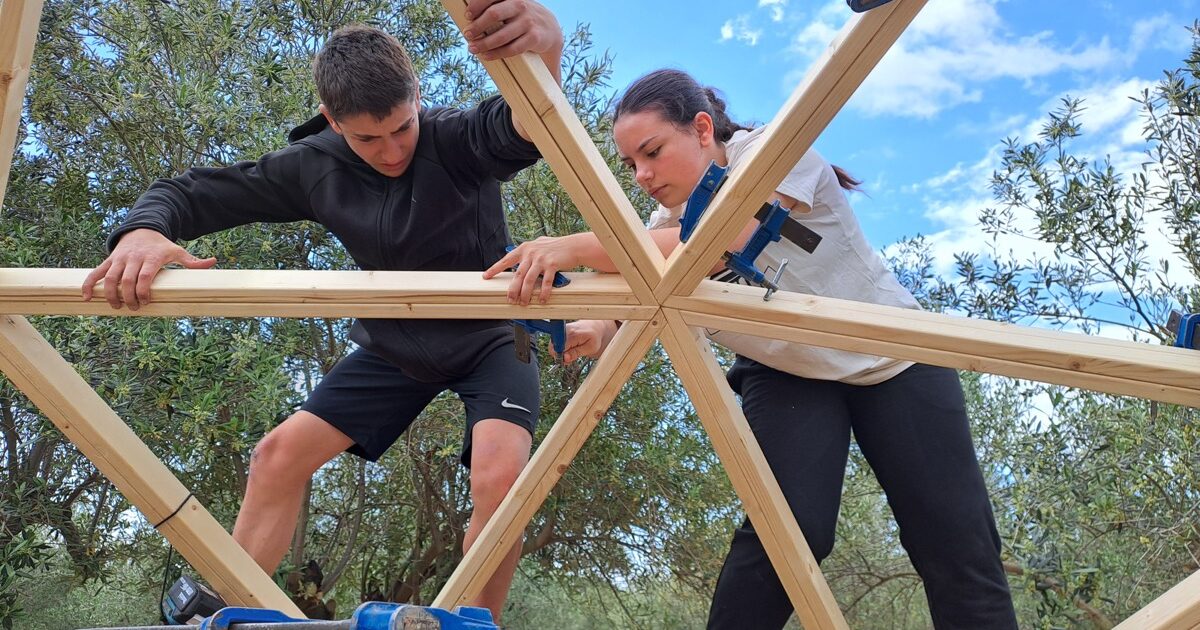 construyendo un domo geodesico de madera en Riudoms