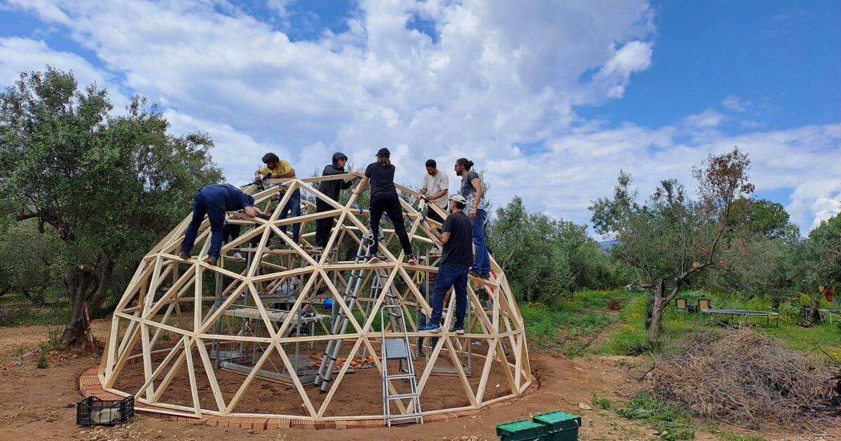 construyendo un domo geodesico de madera en Riudoms