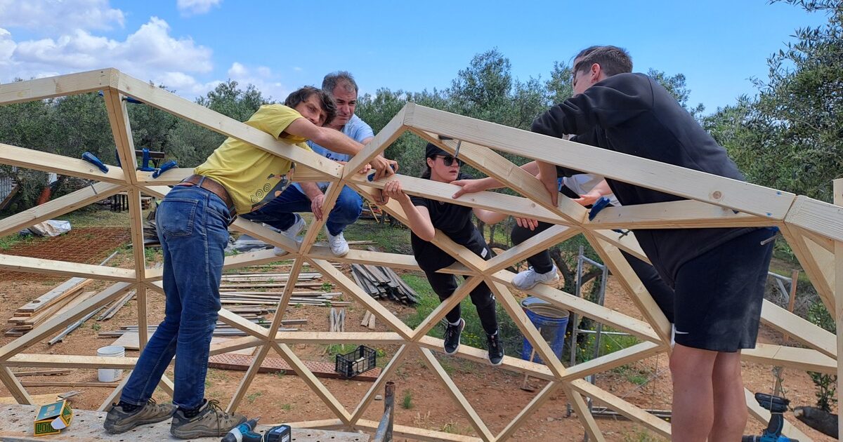 construyendo un domo geodesico de madera en Riudoms