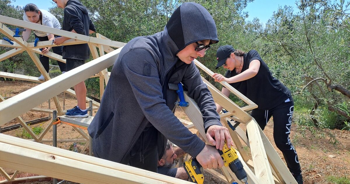 construyendo un domo geodesico de madera en Riudoms