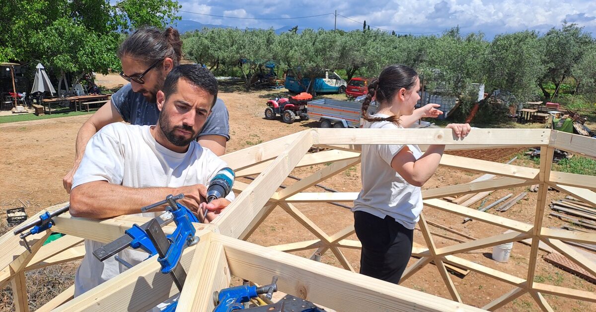 construyendo un domo geodesico de madera en Riudoms