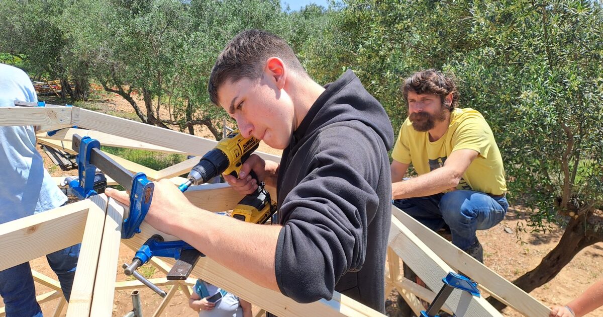 construyendo un domo geodesico de madera en Riudoms