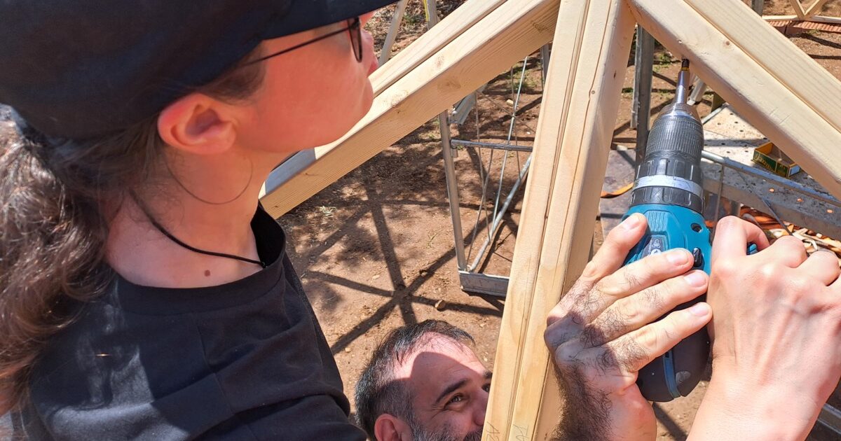 construyendo un domo geodesico de madera en Riudoms