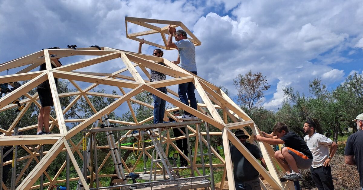 construyendo un domo geodesico de madera en Riudoms