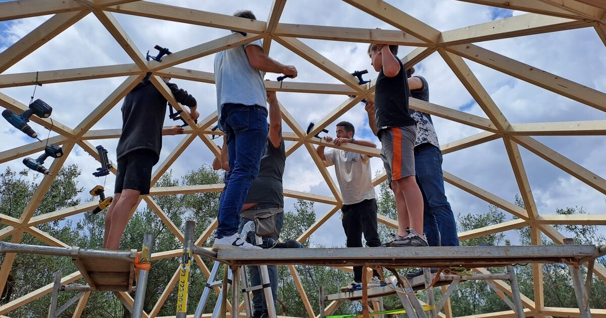 construyendo un domo geodesico de madera en Riudoms