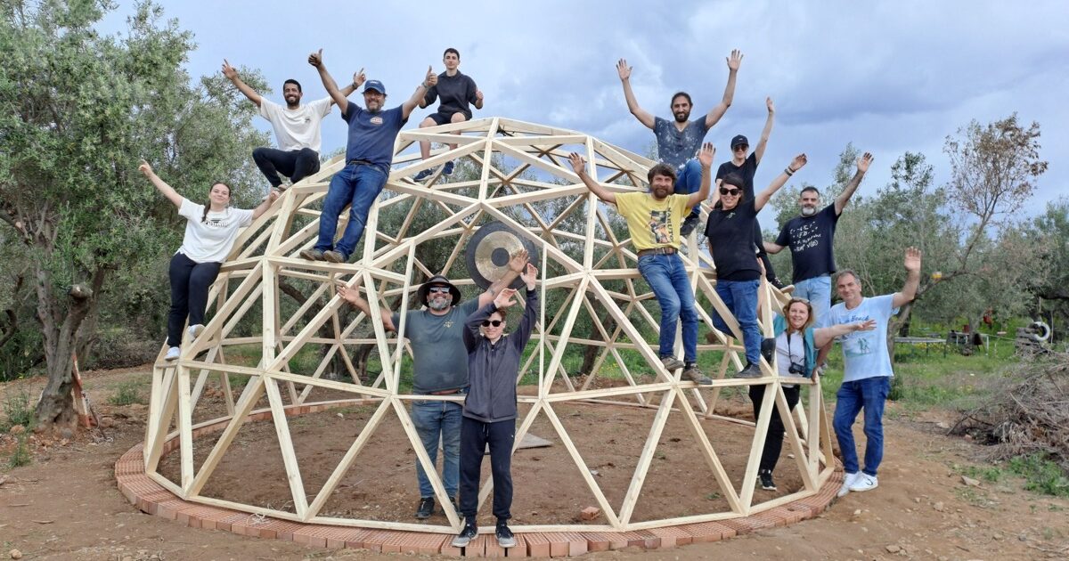 construyendo un domo geodesico de madera en Riudoms