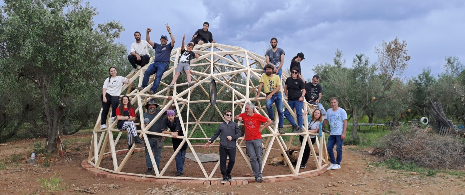 construyendo un domo geodesico de madera en Riudoms