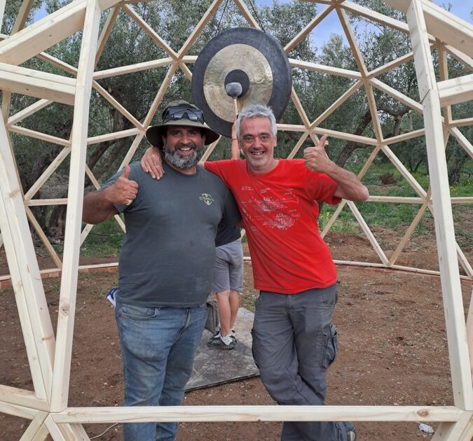 construyendo un domo geodesico de madera en Riudoms