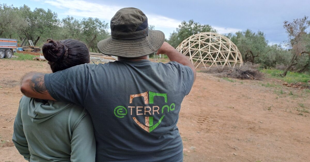 construyendo un domo geodesico de madera en Riudoms