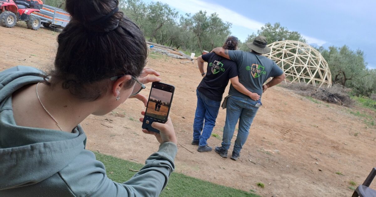 construyendo un domo geodesico de madera en Riudoms