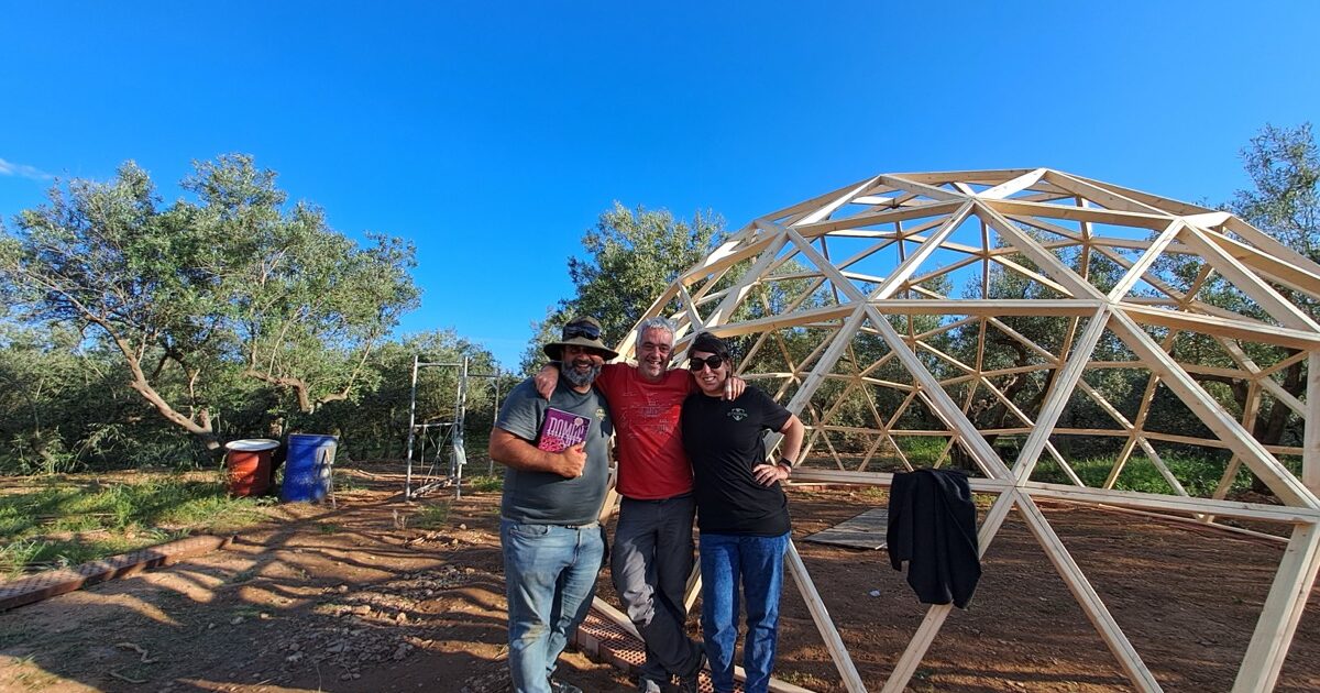 construyendo un domo geodesico de madera en Riudoms